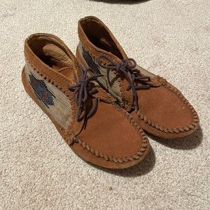 Minnetonka moccasins. Size 7. Great condition.